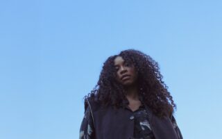 Akryl: Een Duitse zangeres die als nieuwkomer in de muziekwereld wordt beschouwd.