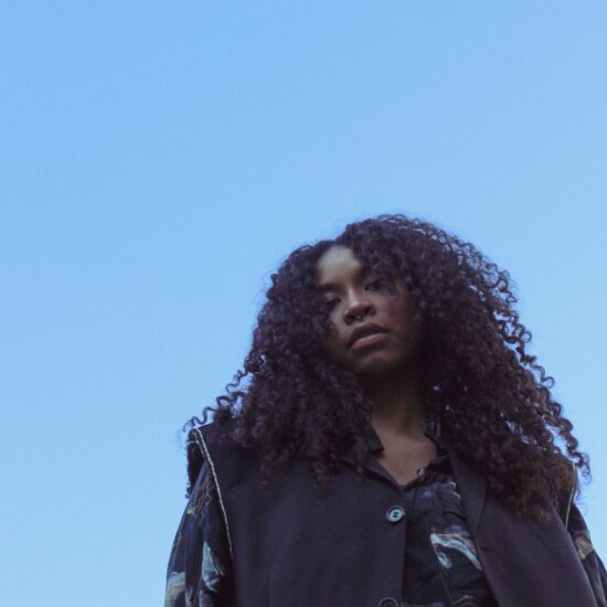 Akryl: Een Duitse zangeres die als nieuwkomer in de muziekwereld wordt beschouwd.