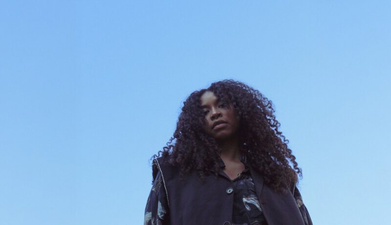 Akryl: Een Duitse zangeres die als nieuwkomer in de muziekwereld wordt beschouwd.