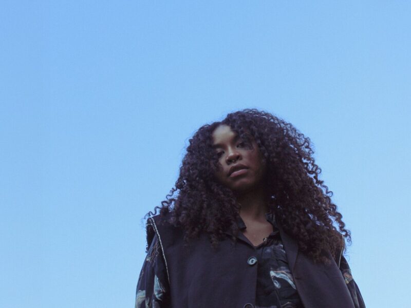 Akryl: Een Duitse zangeres die als nieuwkomer in de muziekwereld wordt beschouwd.