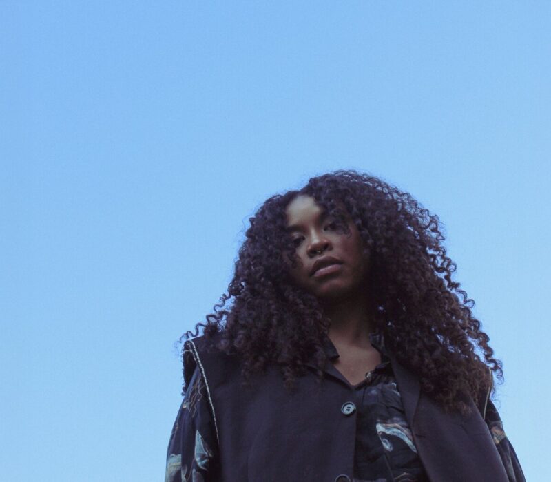 Akryl: Een Duitse zangeres die als nieuwkomer in de muziekwereld wordt beschouwd.