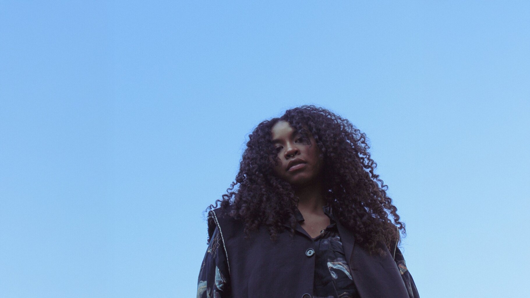 Akryl: Een Duitse zangeres die als nieuwkomer in de muziekwereld wordt beschouwd.