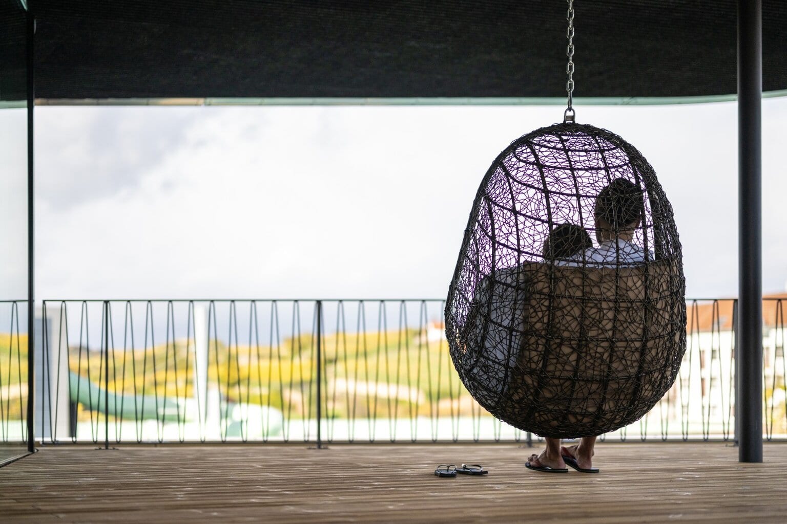 Twee personen op de schommel in de Salinarium in Bad Dürkheim, Duitsland