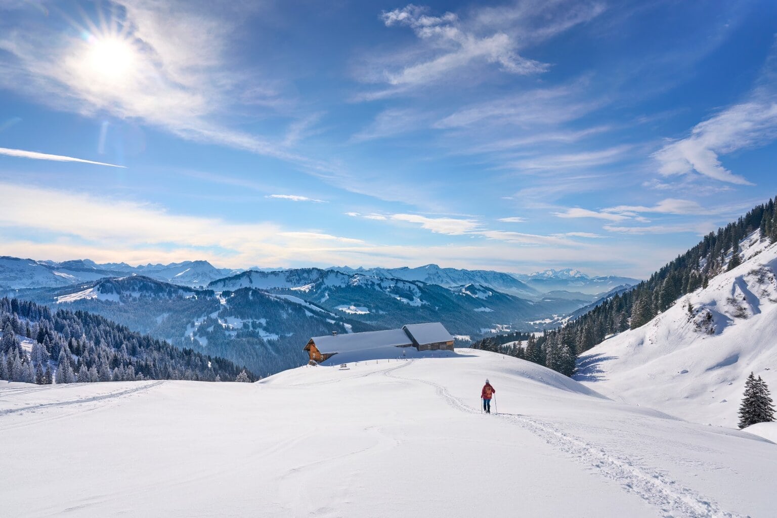 Skier in het skigebied in Balderschwang, Duitsland