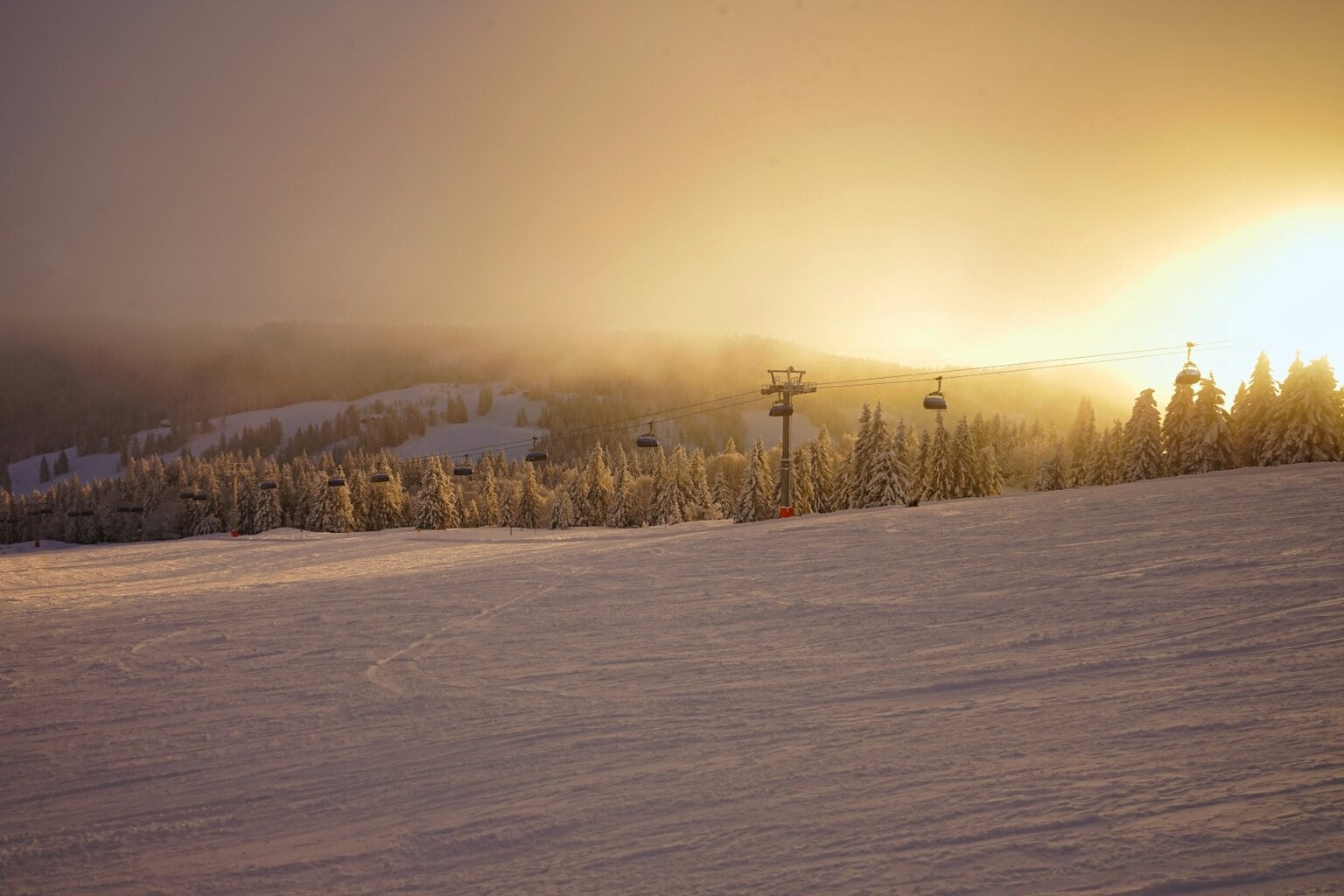 Skilift in het Skigebied Feldberg, Duitsland bij zonsopgang