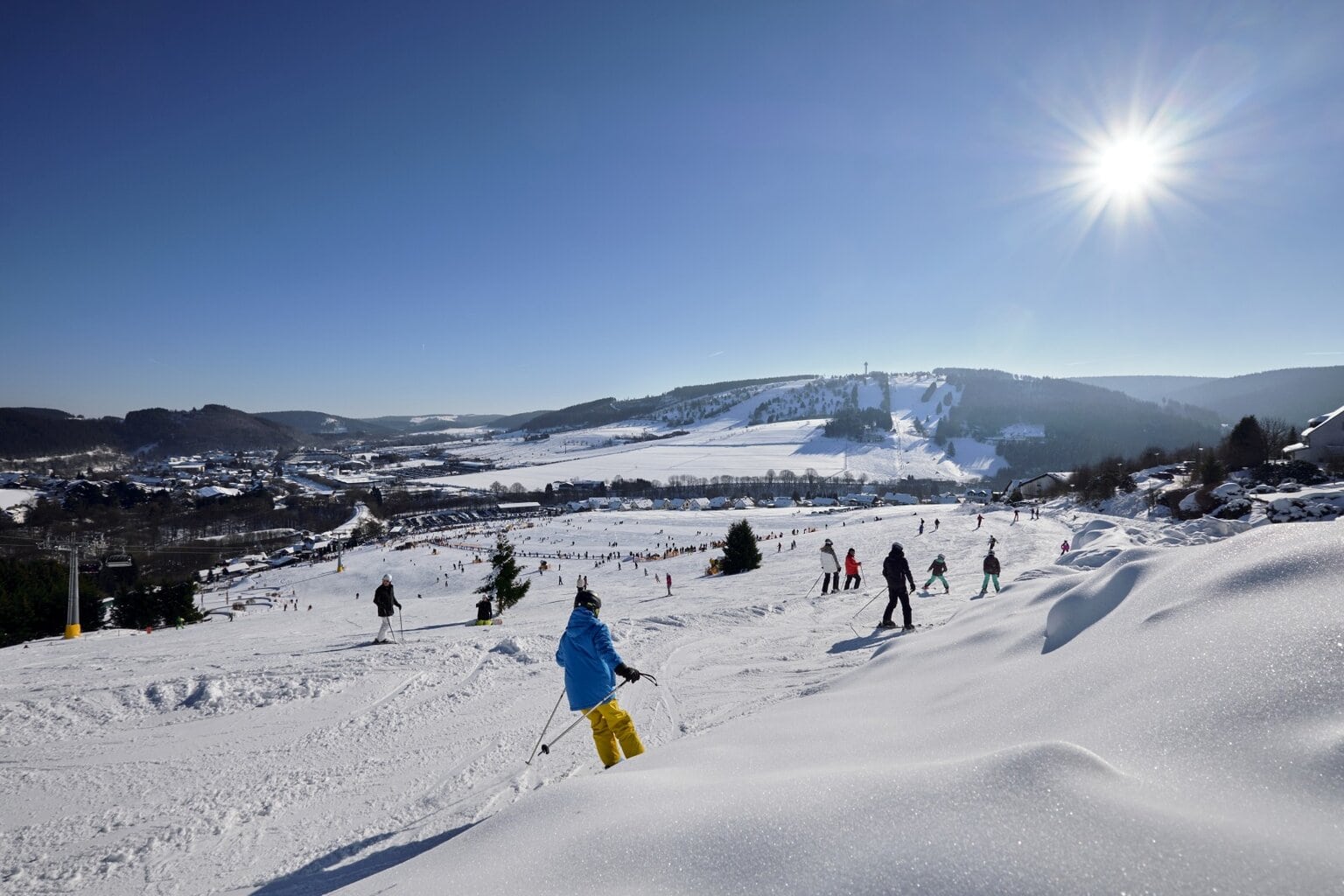 veel skiërs in het Skigebied in Willingen Duitsland