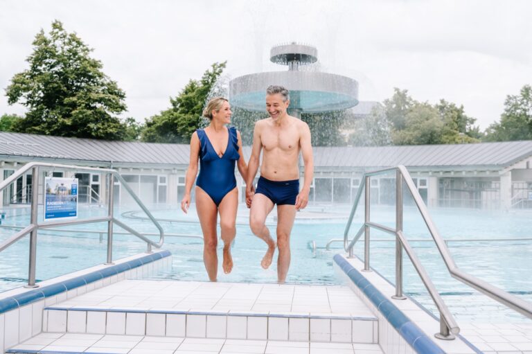 Koppel komt uit het zwembad van de Therme EINS in Bad Füssing