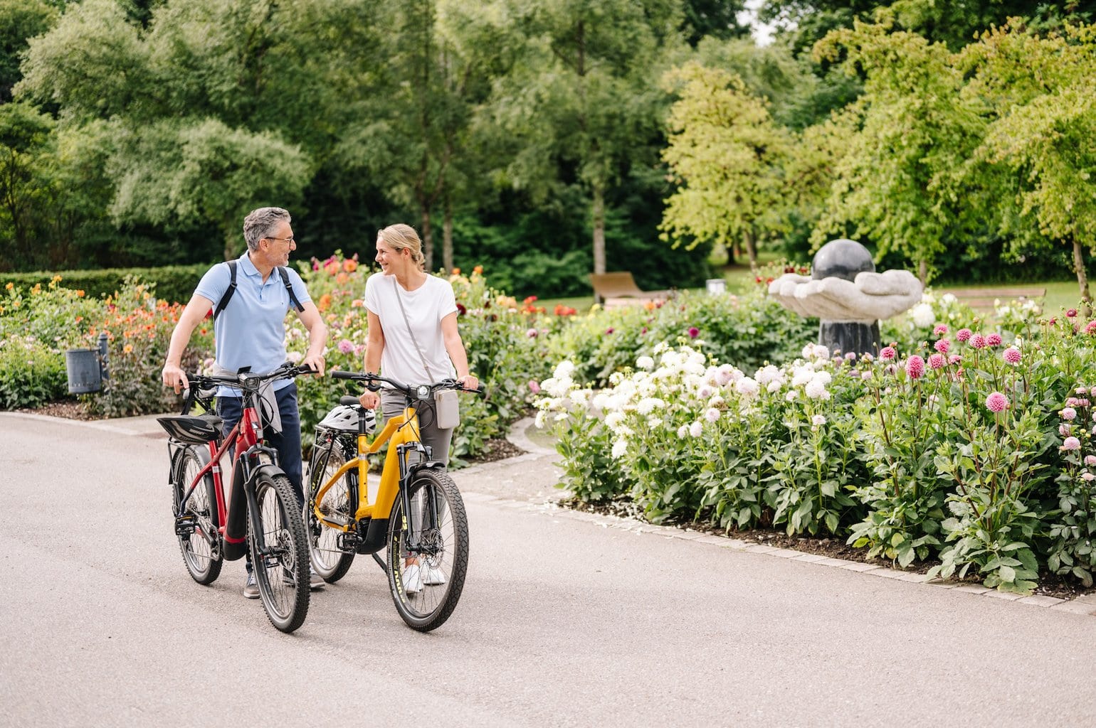 fietsen in het park van Bad Füssing, Beieren, Duitsland