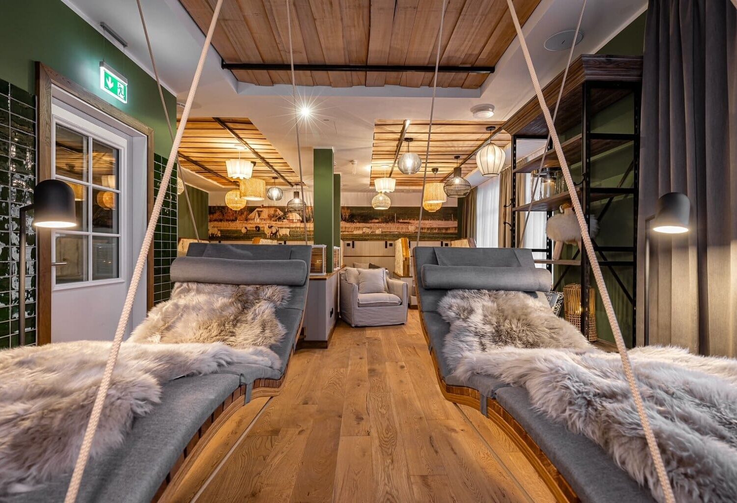 Ligstoelen in hangmatstijl in het Hotel Zweite Heimat in St. Peter-Oerding aan de Noordzee in Duitsland