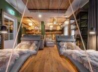 Ligstoelen in hangmatstijl in het Hotel Zweite Heimat in St. Peter-Oerding aan de Noordzee in Duitsland