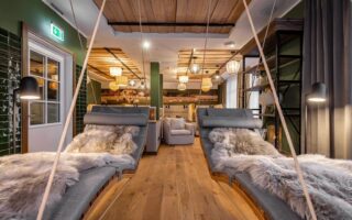 Ligstoelen in hangmatstijl in het Hotel Zweite Heimat in St. Peter-Oerding aan de Noordzee in Duitsland