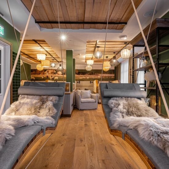 Ligstoelen in hangmatstijl in het Hotel Zweite Heimat in St. Peter-Oerding aan de Noordzee in Duitsland