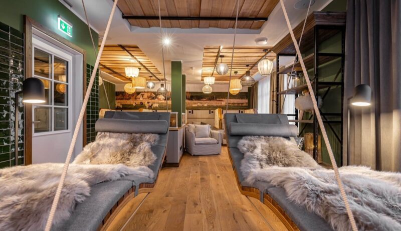 Ligstoelen in hangmatstijl in het Hotel Zweite Heimat in St. Peter-Oerding aan de Noordzee in Duitsland