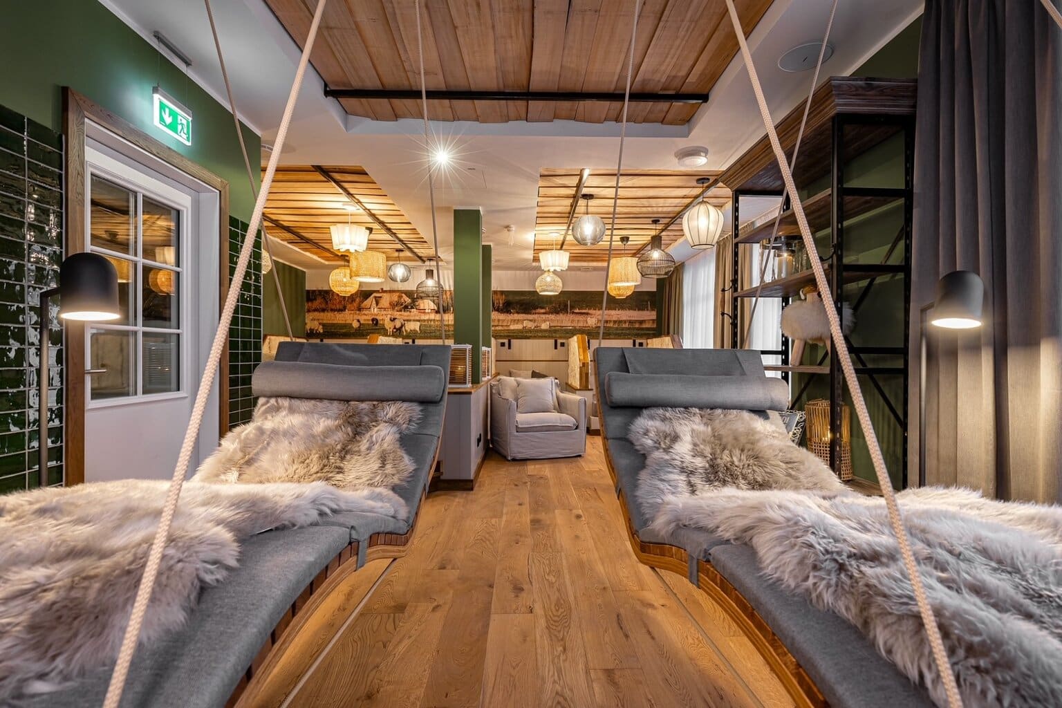 Ligstoelen in hangmatstijl in het Hotel Zweite Heimat in St. Peter-Oerding aan de Noordzee in Duitsland