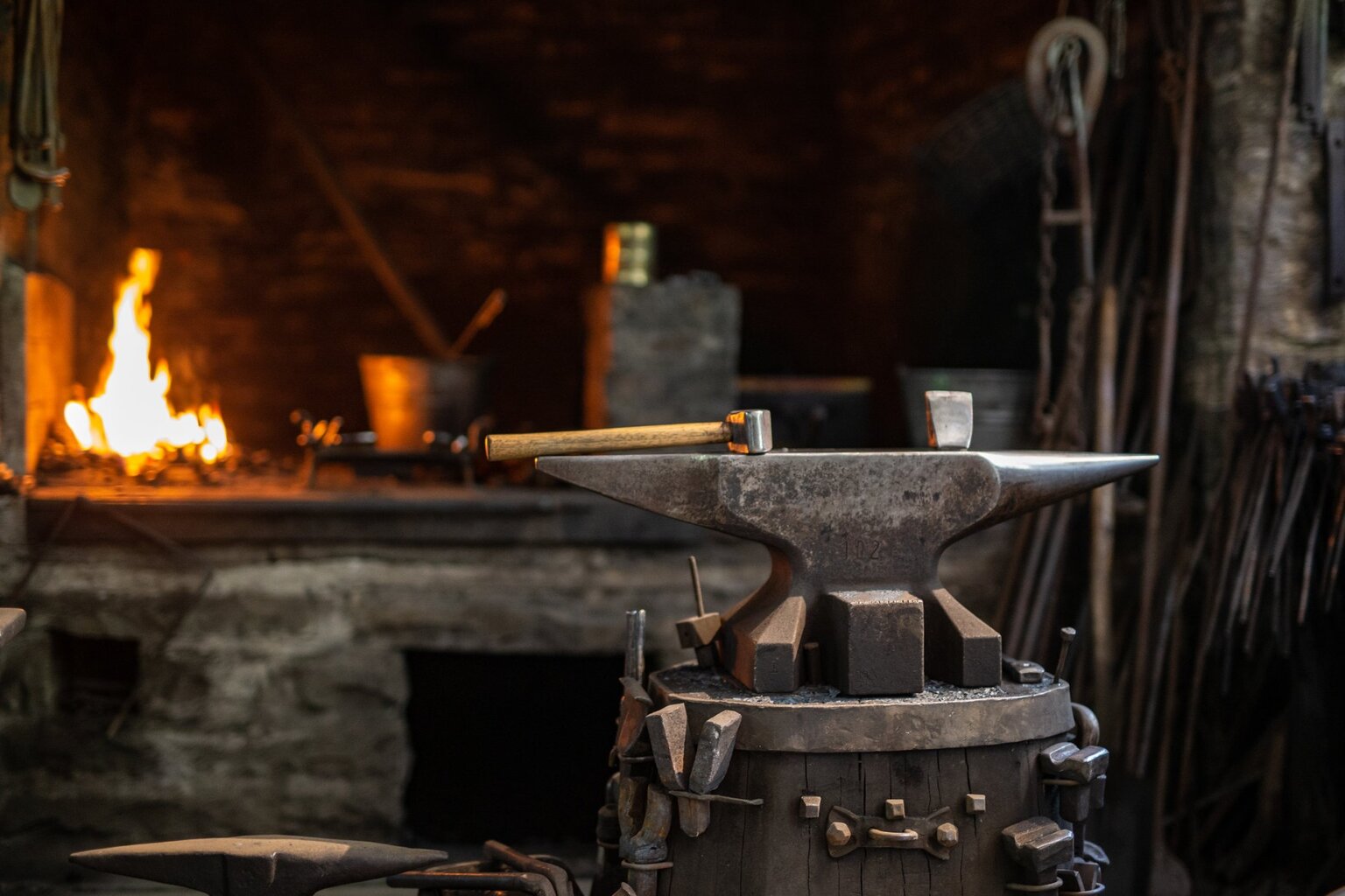 Smederij in de LWL Freilichtmuseum, een openluchtmuseum in Hagen in het Sauerland