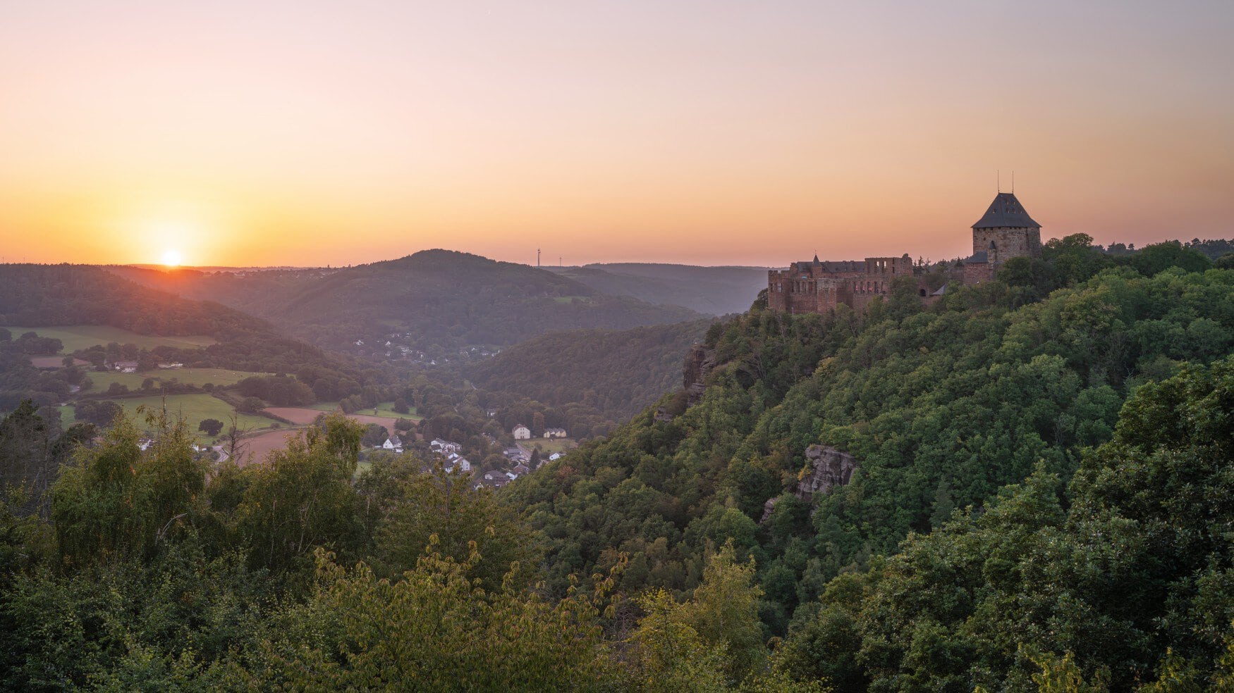 Omgeving van de Burg Nideggen. Mooie Bergen bij Zonsondergang in NRW, Duitsland