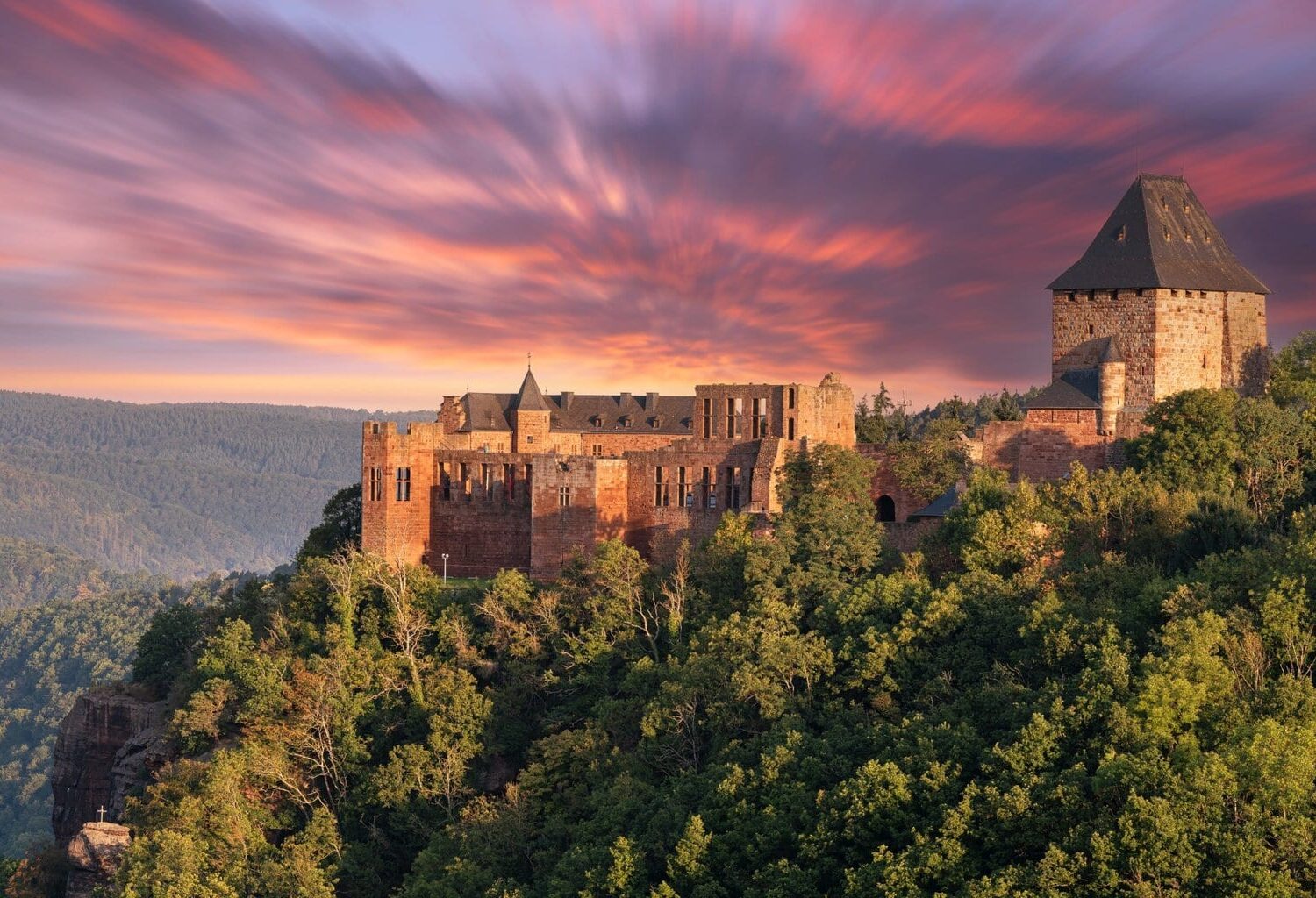 Burg Nideggen in Noordrijn-Westfalen bij zonsondergang