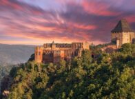 Burg Nideggen in Noordrijn-Westfalen bij zonsondergang