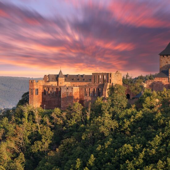 Burg Nideggen in Noordrijn-Westfalen bij zonsondergang