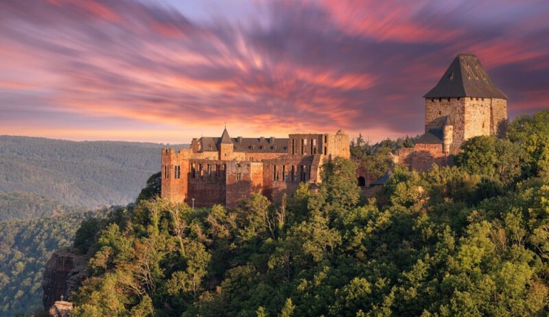 Burg Nideggen in Noordrijn-Westfalen bij zonsondergang
