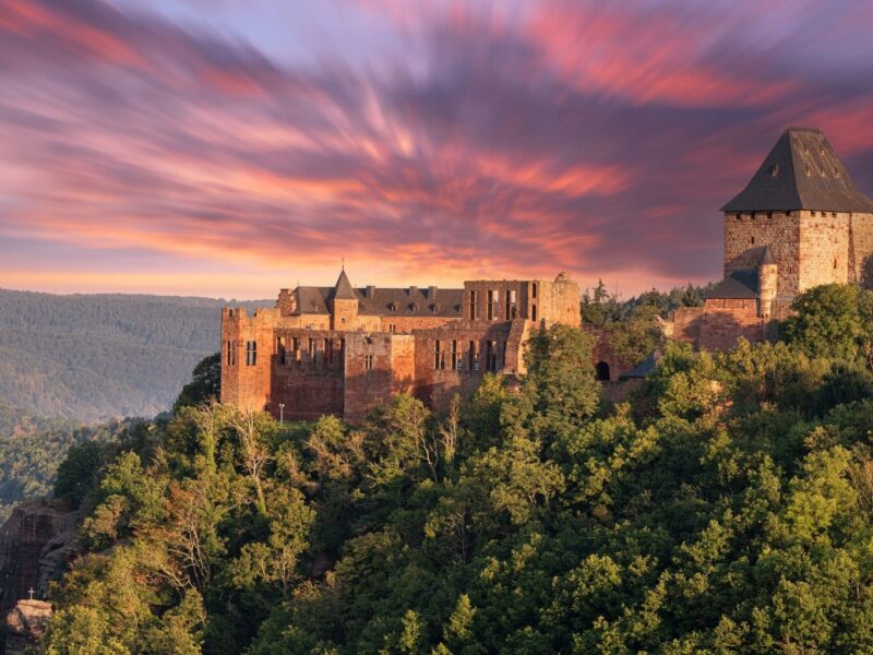 Burg Nideggen in Noordrijn-Westfalen bij zonsondergang
