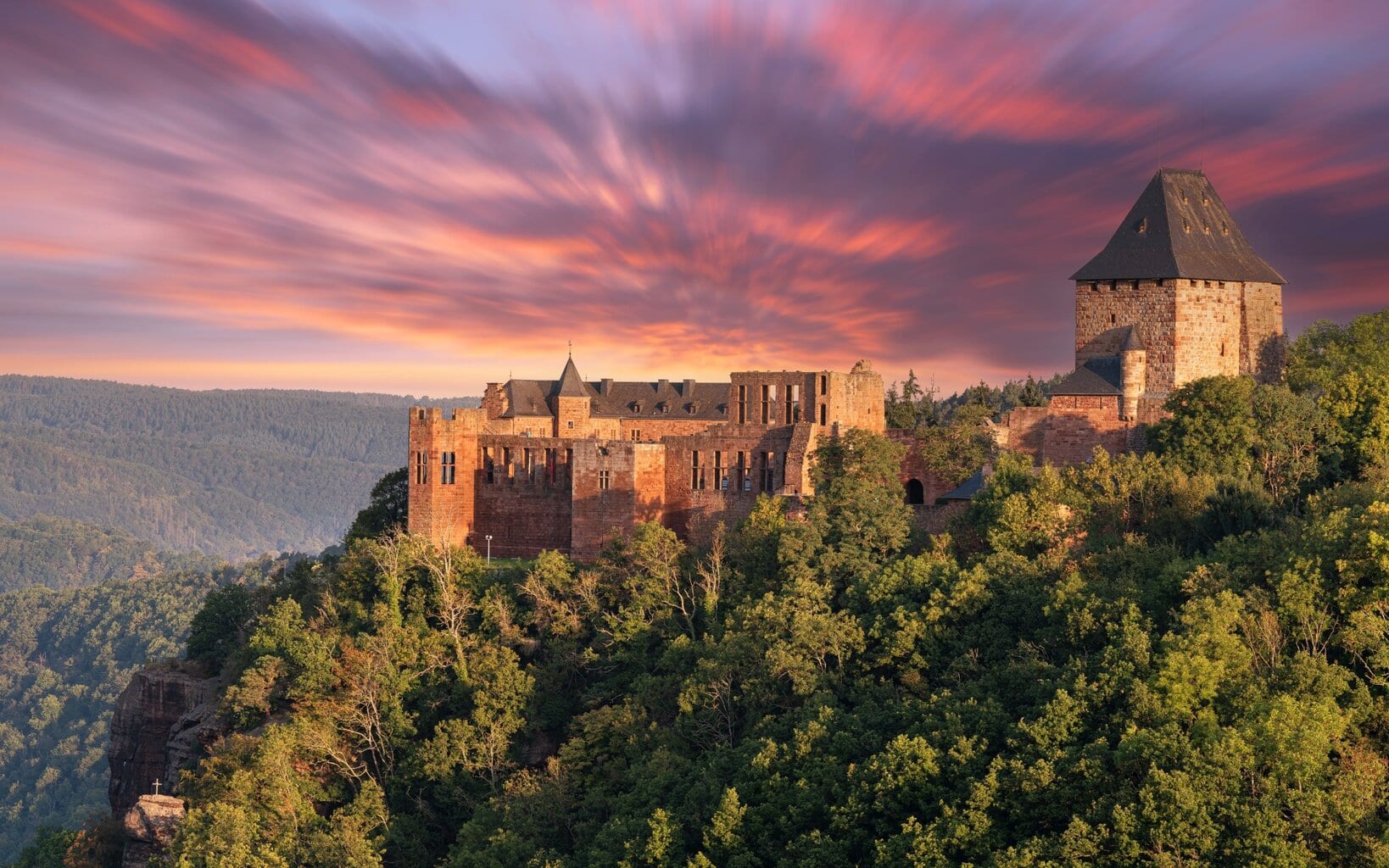 Burg Nideggen in Noordrijn-Westfalen bij zonsondergang