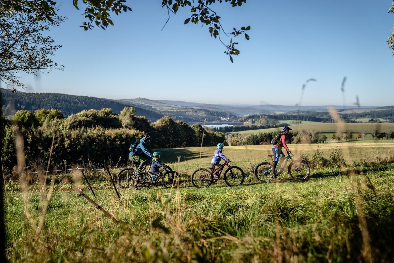 Gezin fietst op de fietsroute Blockline in het Ertsgebergte