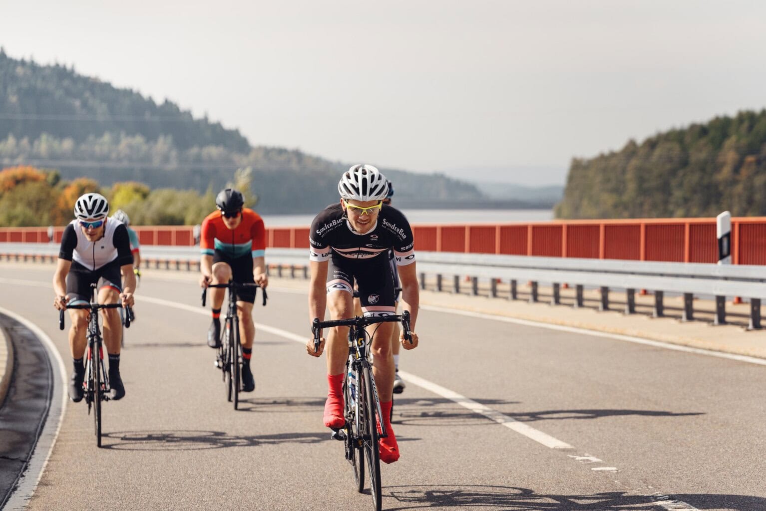 fietsen op de straat bij de Stoneman Miriquidi in de Ertsgebergte.
