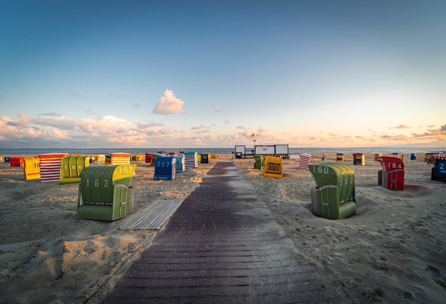 Strandstoelen op het strand bij de Noordzee van Borkum