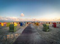 Strandstoelen op het strand bij de Noordzee van Borkum