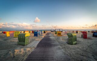 Strandstoelen op het strand bij de Noordzee van Borkum