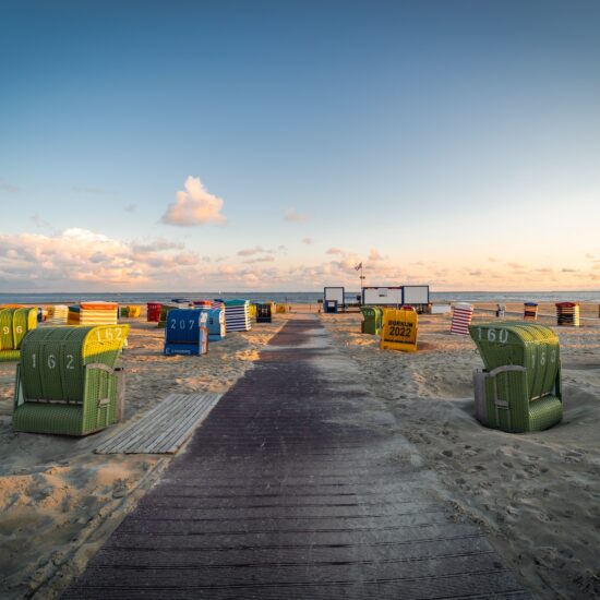 Strandstoelen op het strand bij de Noordzee van Borkum