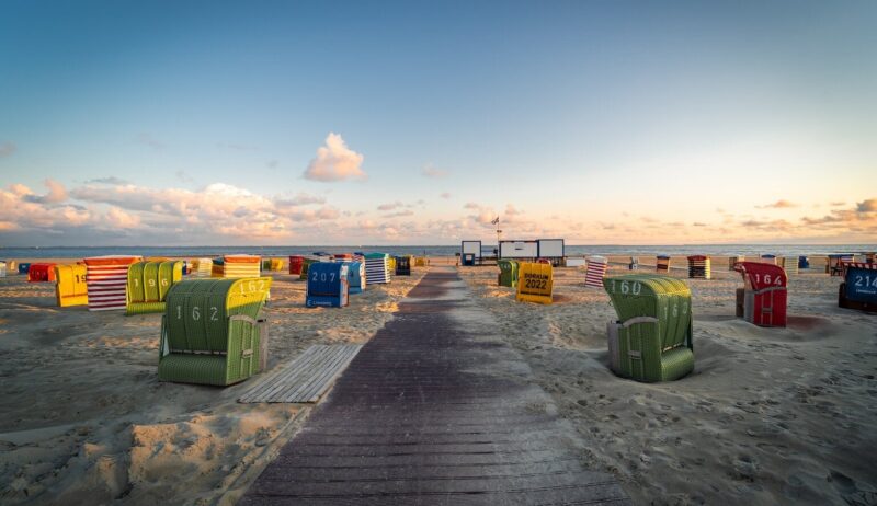 Strandstoelen op het strand bij de Noordzee van Borkum