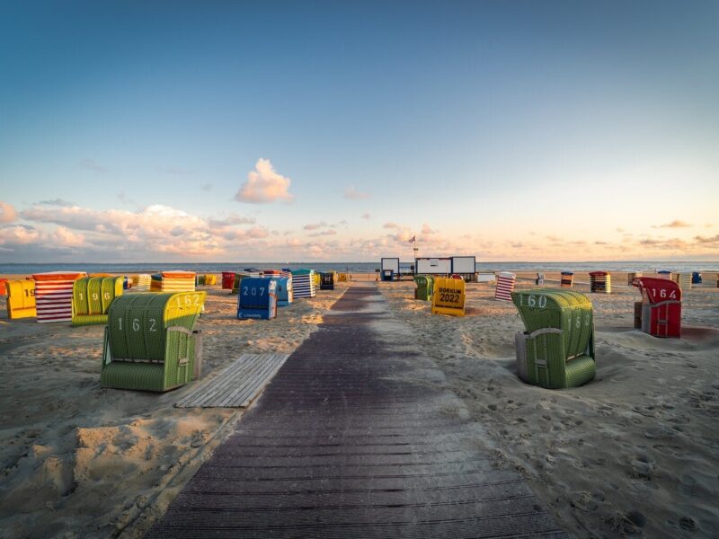 Strandstoelen op het strand bij de Noordzee van Borkum