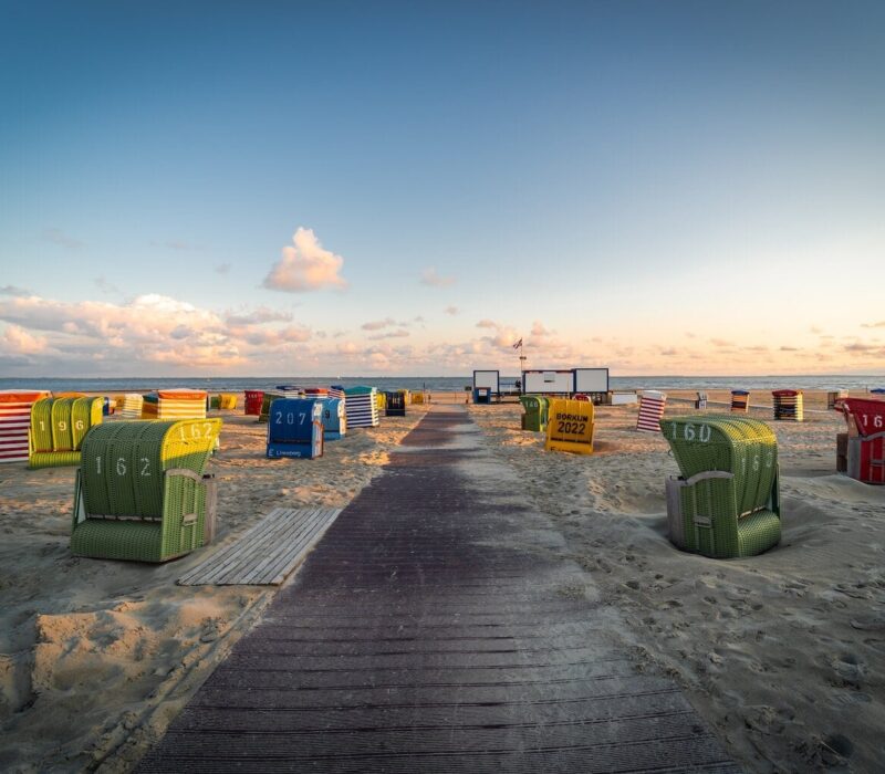 Strandstoelen op het strand bij de Noordzee van Borkum