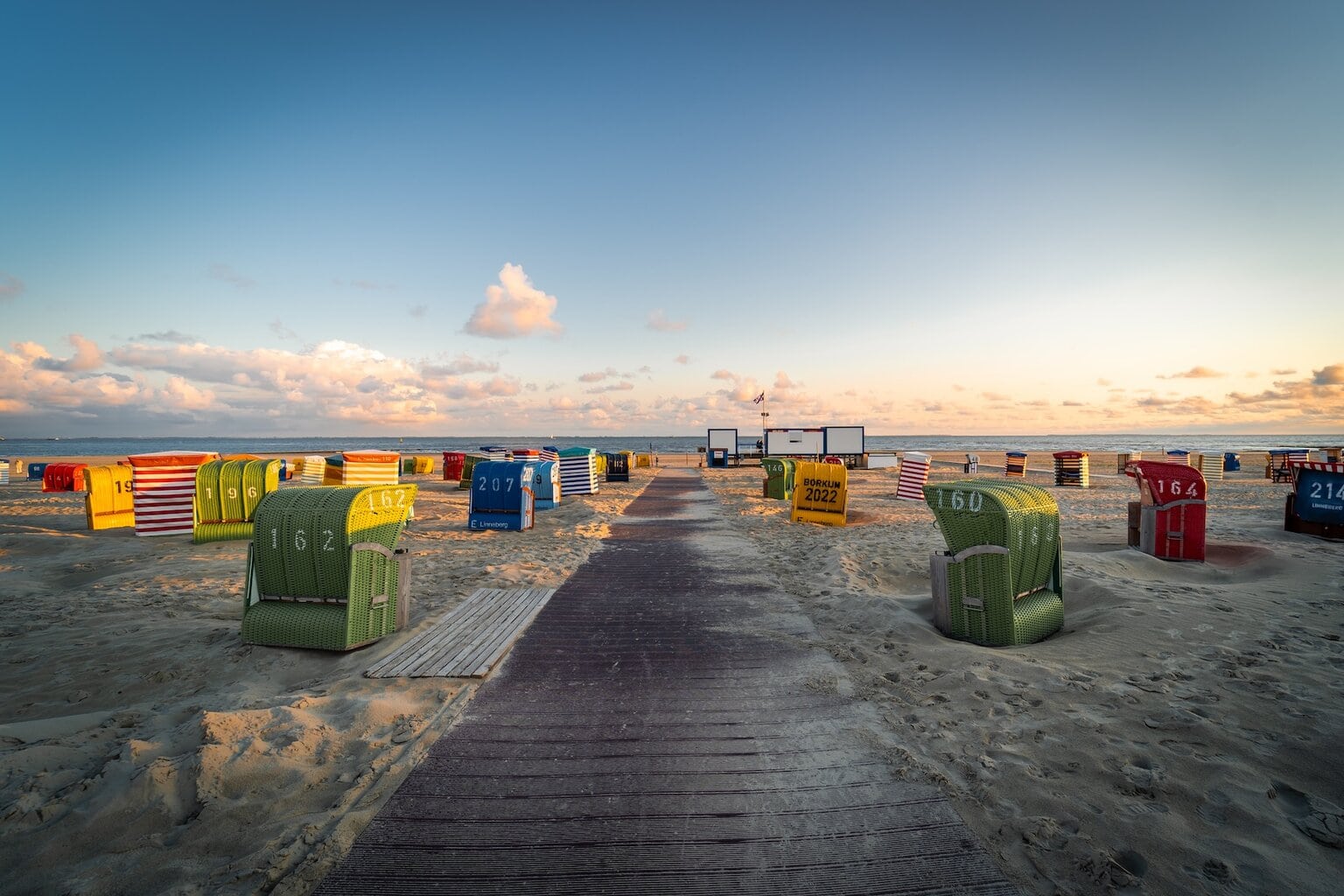 Strandstoelen op het strand bij de Noordzee van Borkum