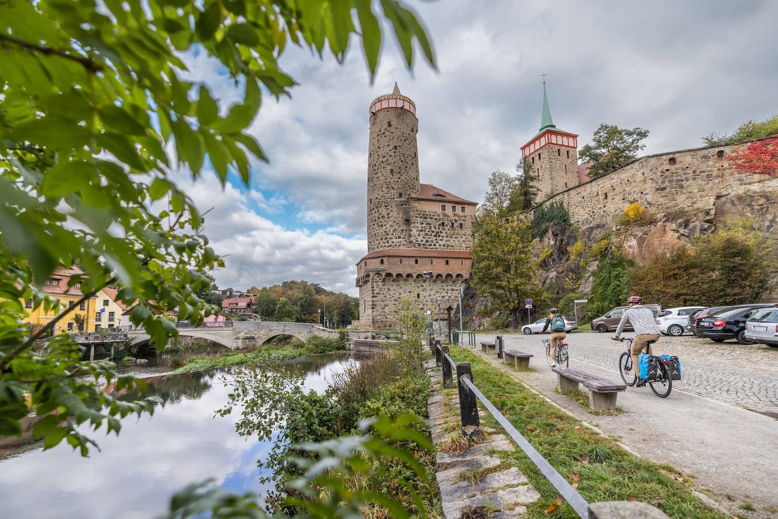 Twee fietsers fietsen langs de watertorens in Bautzen