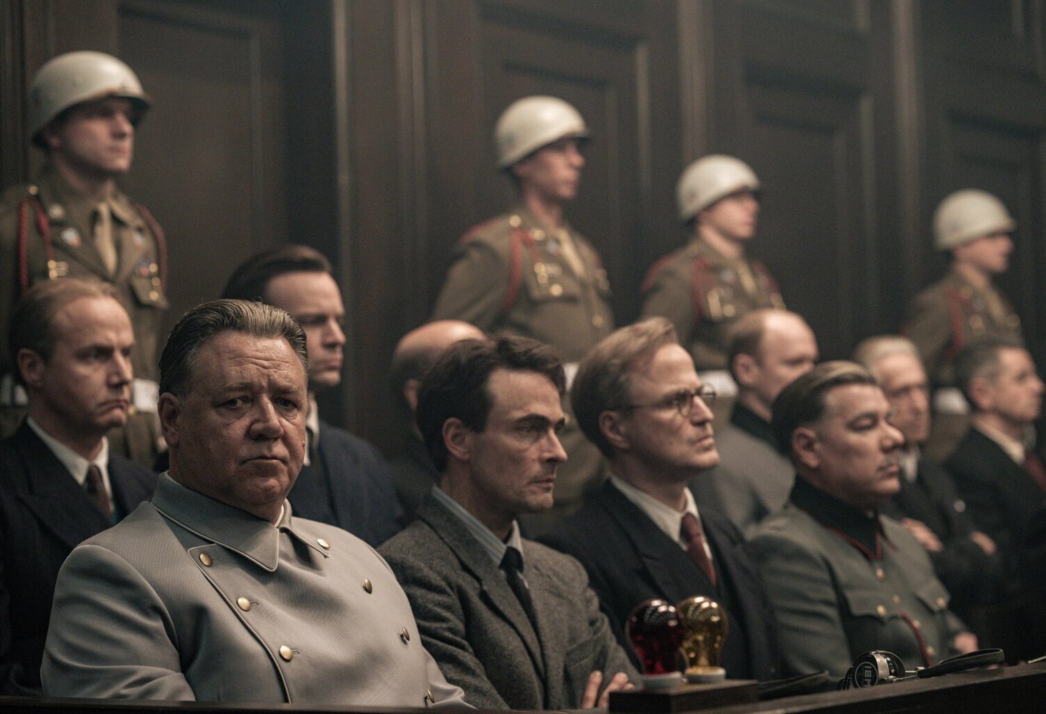 Een scène uit de film Nuremberg. Links is Russell Crowe te zien in de rol van Hermann Göring.