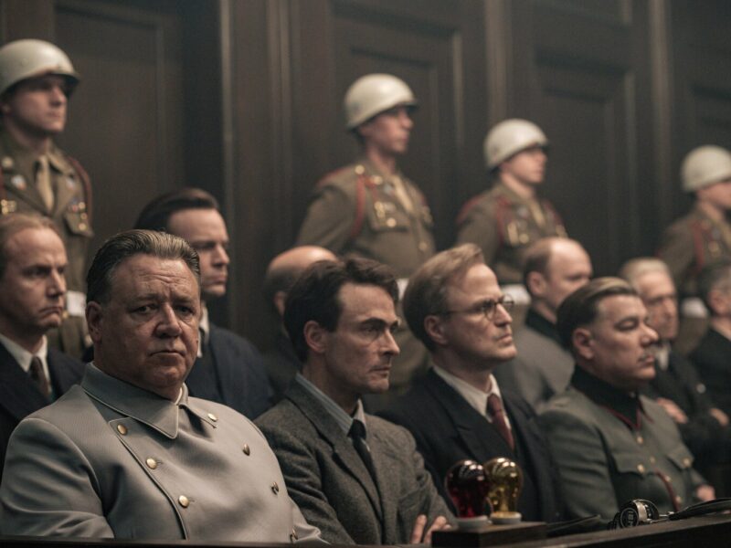 Een scène uit de film Nuremberg. Links is Russell Crowe te zien in de rol van Hermann Göring.