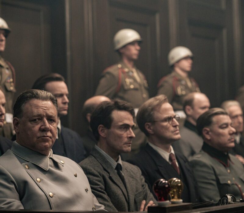 Een scène uit de film Nuremberg. Links is Russell Crowe te zien in de rol van Hermann Göring.