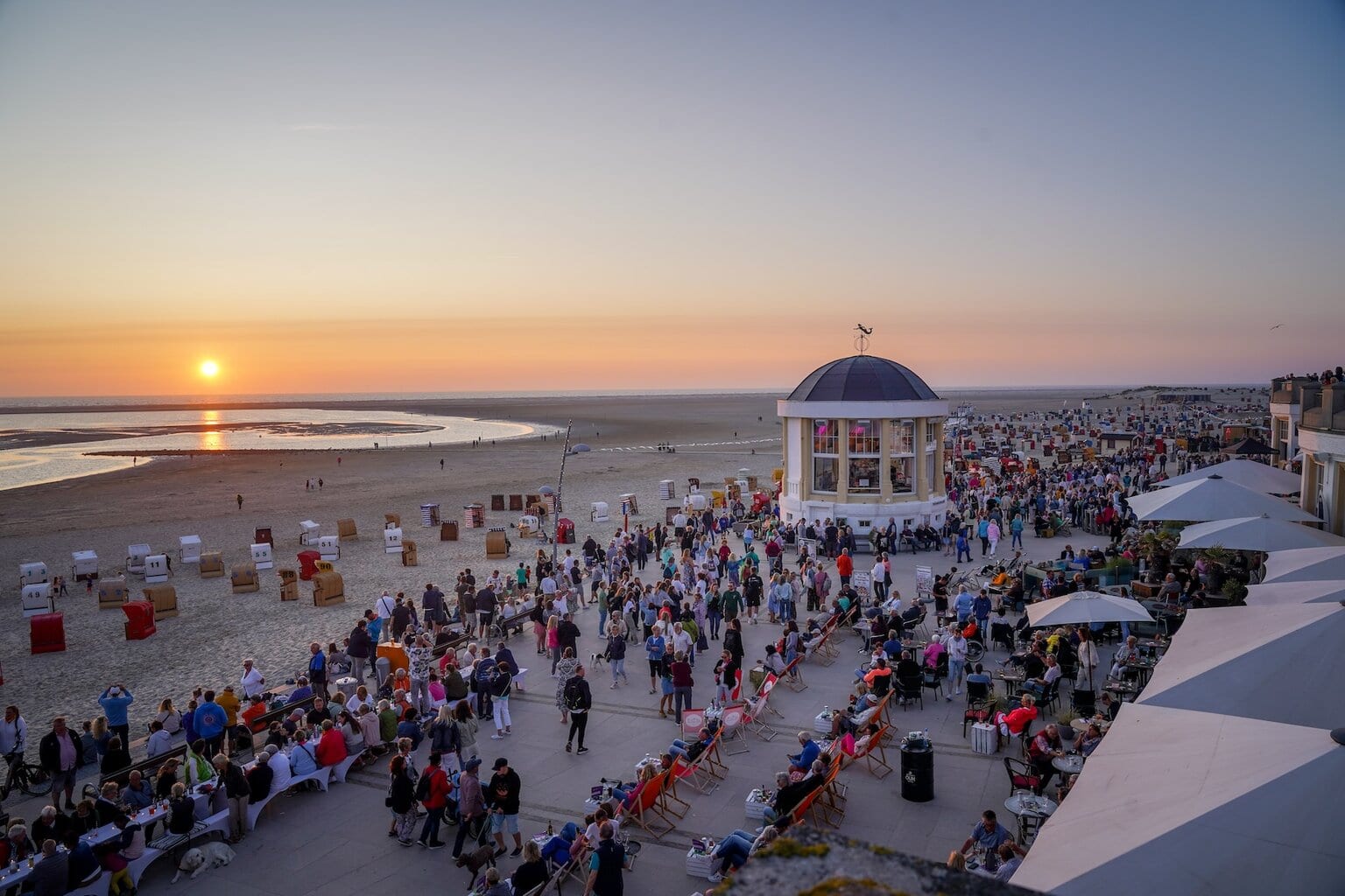 midzomerfest bij het strand aan de Noordzee op Borkum