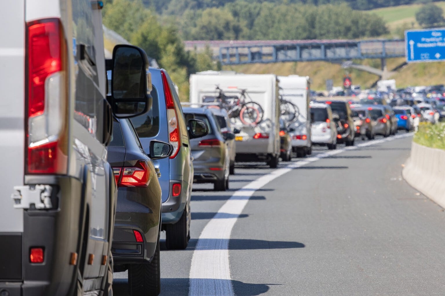 Er staan veel auto’s en caravans in de file op een Duitse snelweg