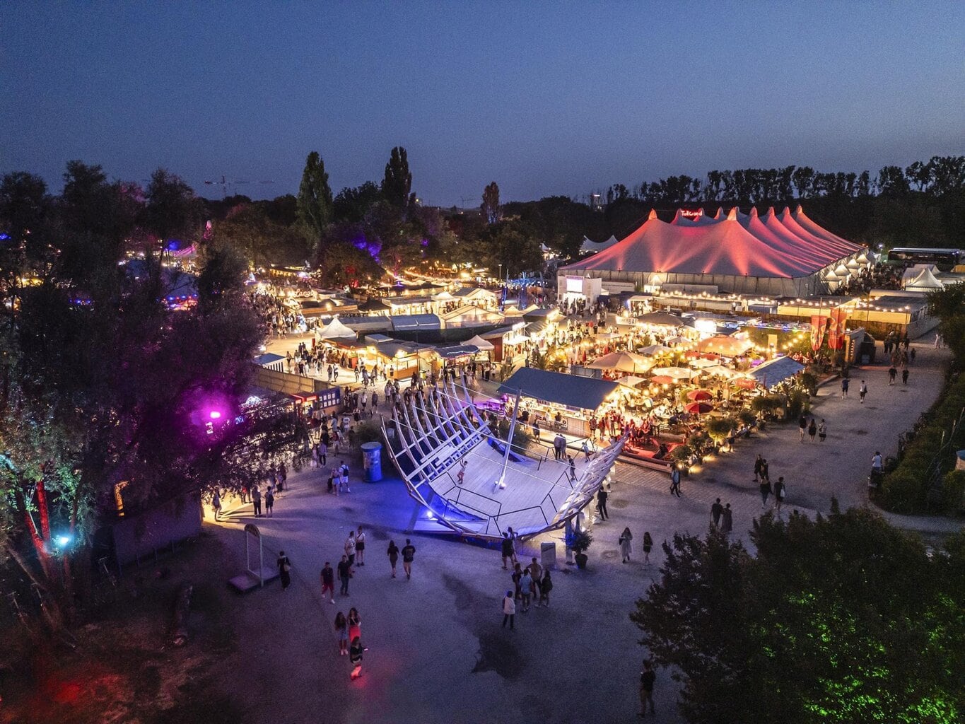 Tollwood festivalterrein ’s avonds, festival naar München, Beieren