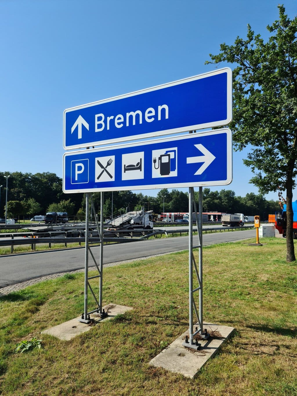 Twee borden bij een wegrestaurant langs een snelweg in de buurt van Bremen. Het bovenste bord wijst rechtdoor naar Bremen, het onderste bord wijst naar rechts, waar het wegrestaurant zich zou moeten bevinden, inclusief tankstation, hotel, parkeerplaats en restaurant.
