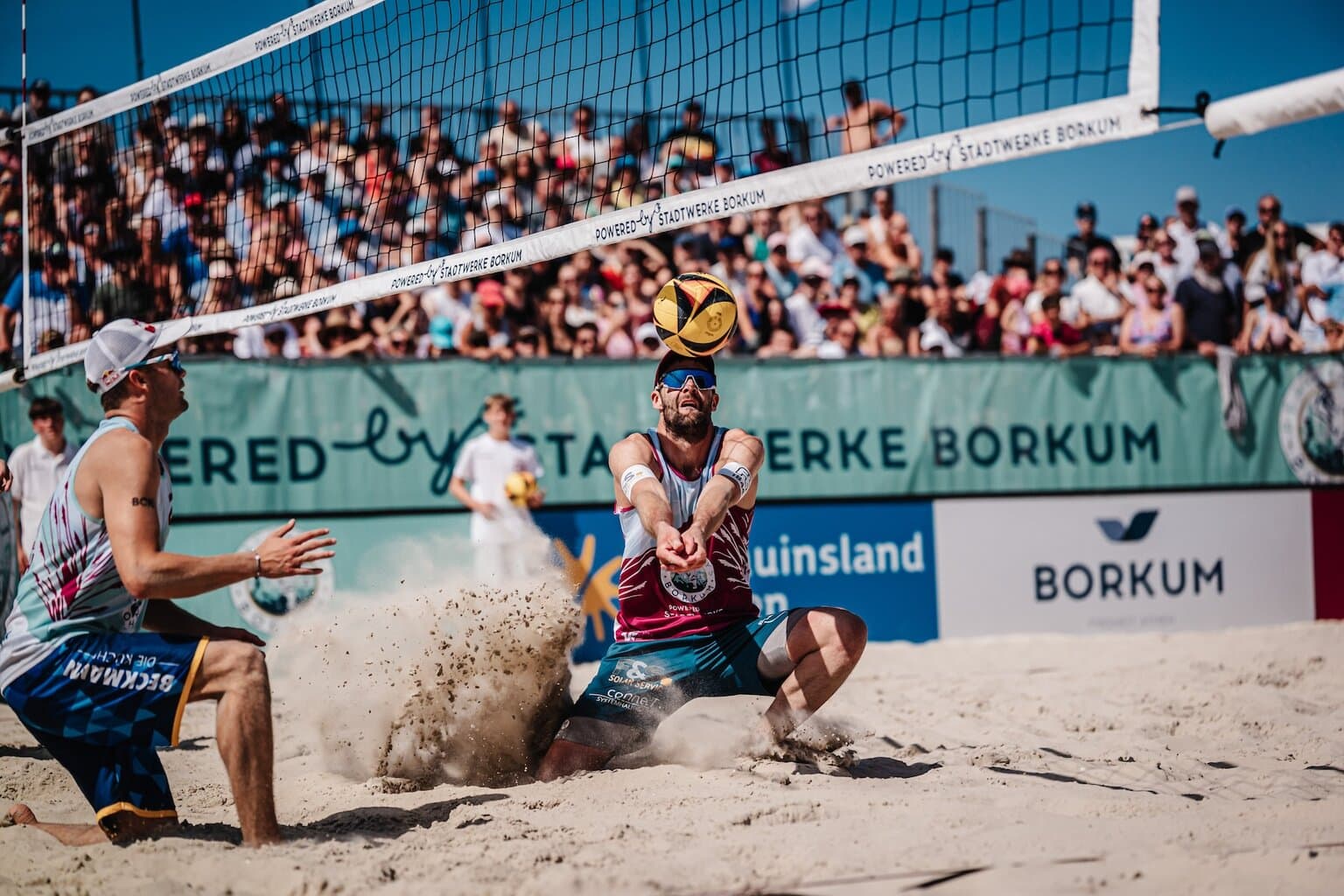 beachvolleybal op het strand met een tribune