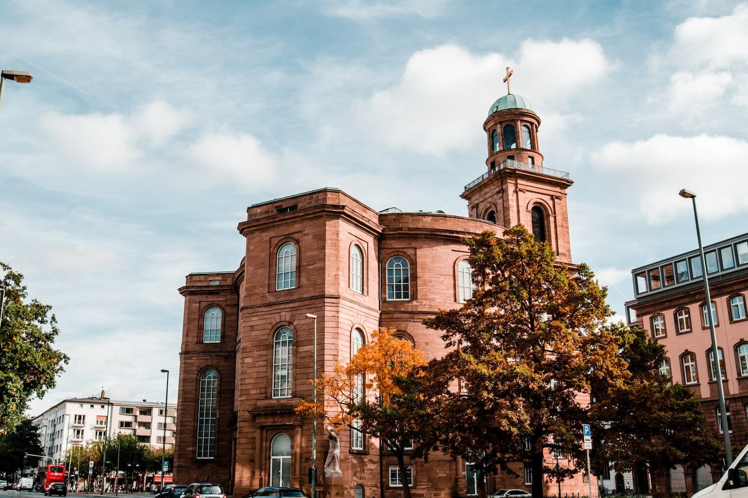 De rode Paulskerk in Frankfurt am Main, gezien vanaf de buitenkant in de herfst
