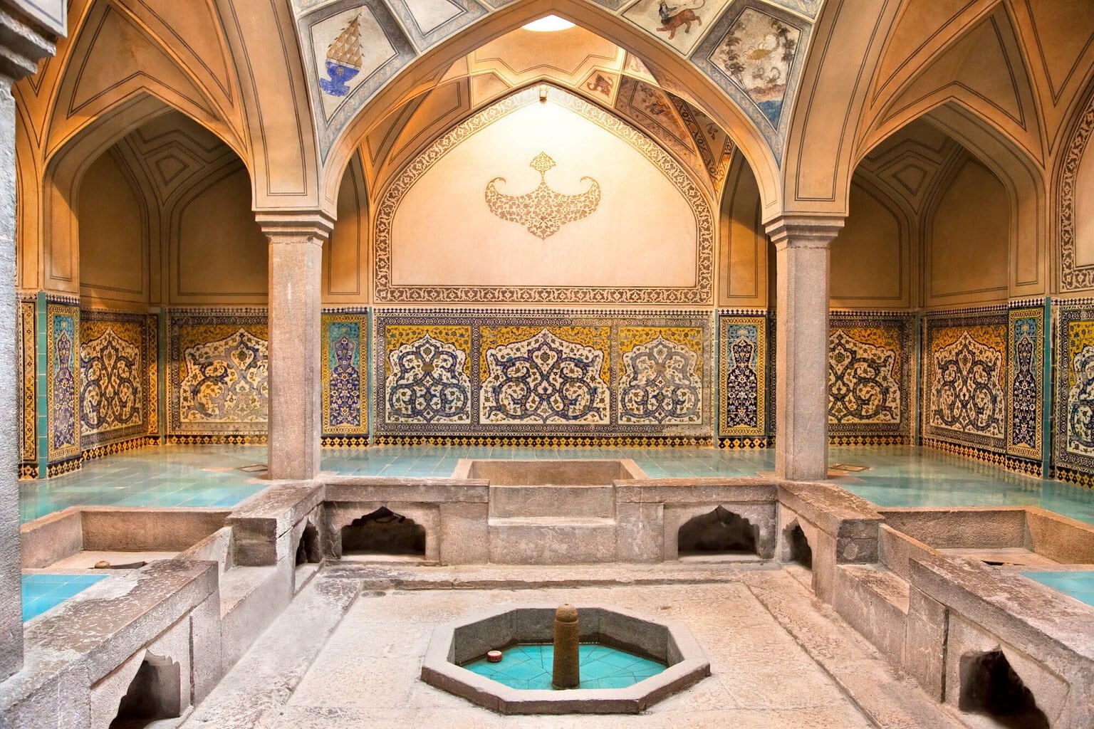 Een typisch Iraans hamam met blauwe tegels en wandversieringen