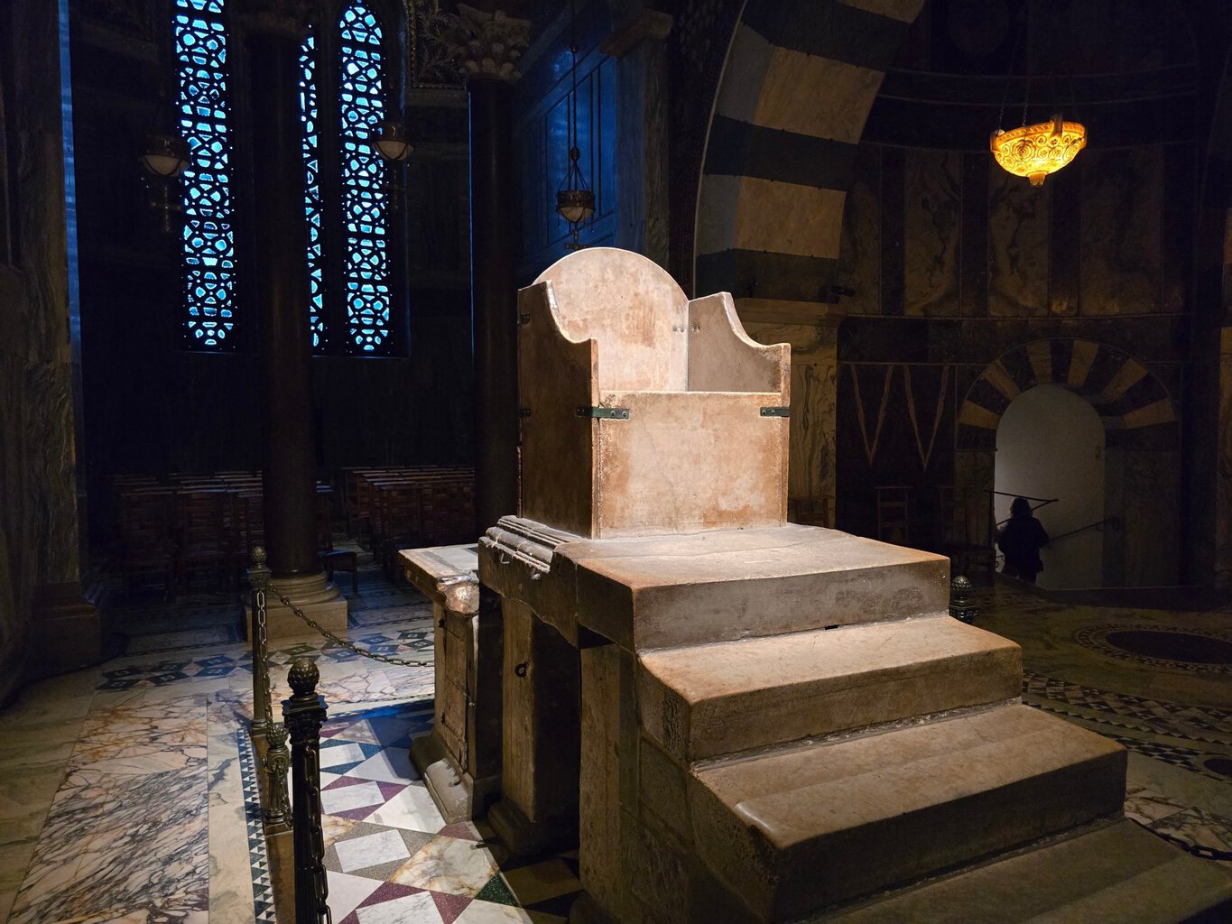 De troon van Karel de Grote in de Dom van Aken