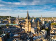 Luchtfoto van Aken. De Akense Dom, een historische bezienswaardigheid, staat centraal