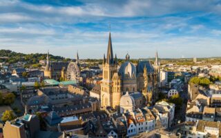 Luchtfoto van Aken. De Akense Dom, een historische bezienswaardigheid, staat centraal
